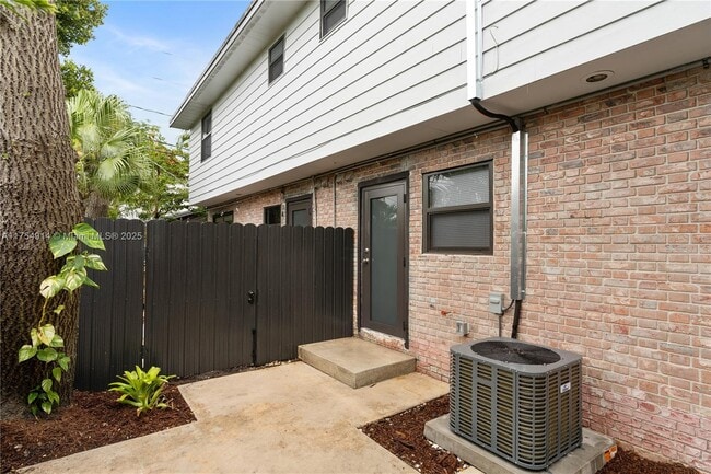 Building Photo - 832 NE 18th Ct