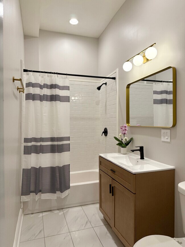 Building Photo - 2121 N California Ave