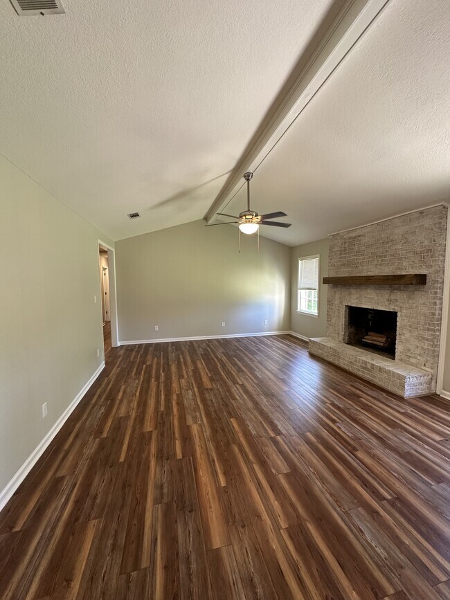 Building Photo - 605 Honeysuckle Ln