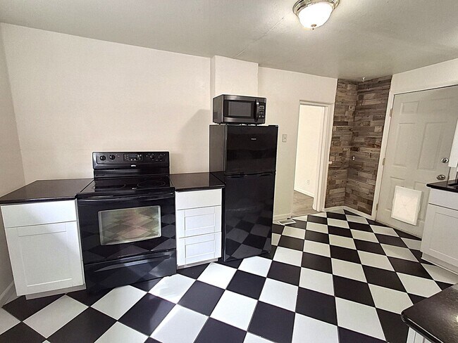 Foto del edificio - ALL PROSPECTIVE TENANTS MUST SUBMIT A $58 NON-REFUNDABLE APPLICATION FEE PER APPLICANT ONLINE AND...