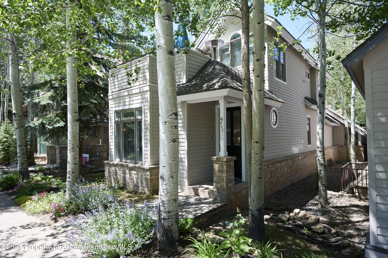 Primary Photo - 922 E Cooper Ave