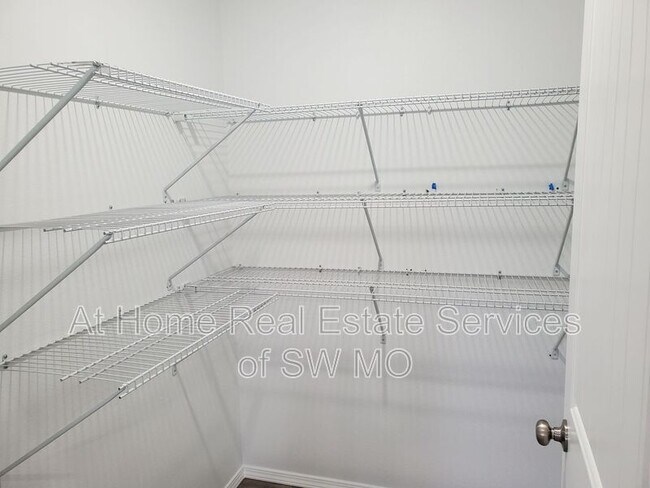 Building Photo - 624 Southgate Dr