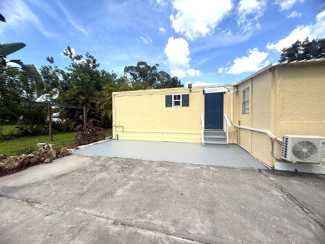 Foto principal - 8239 Suncoast Dr