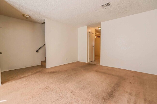 Building Photo - CUTE 2 BEDROOM CONDO!