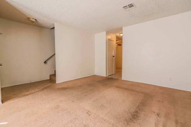 Foto del edificio - CUTE 2 BEDROOM CONDO!