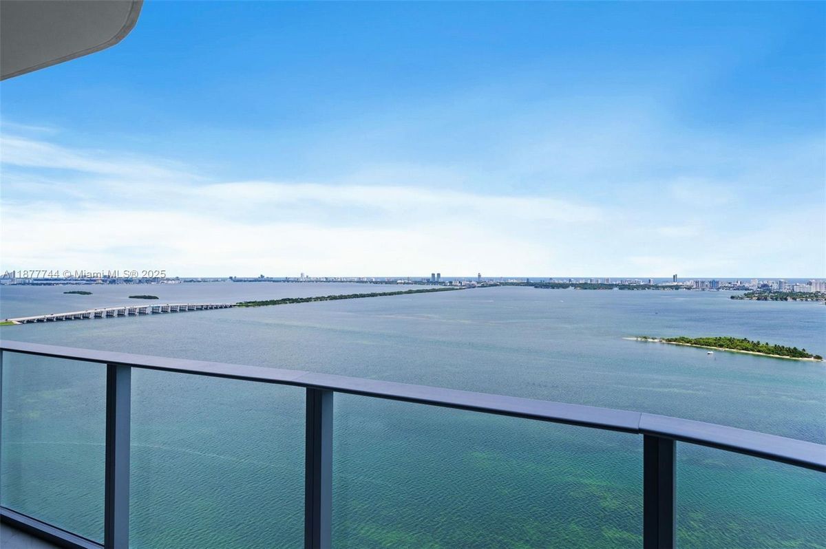 Foto del edificio - 700 NE 24th St