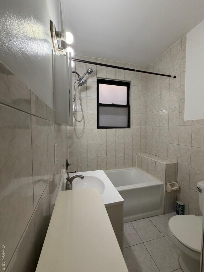 Building Photo - 810 Jericho Tpke