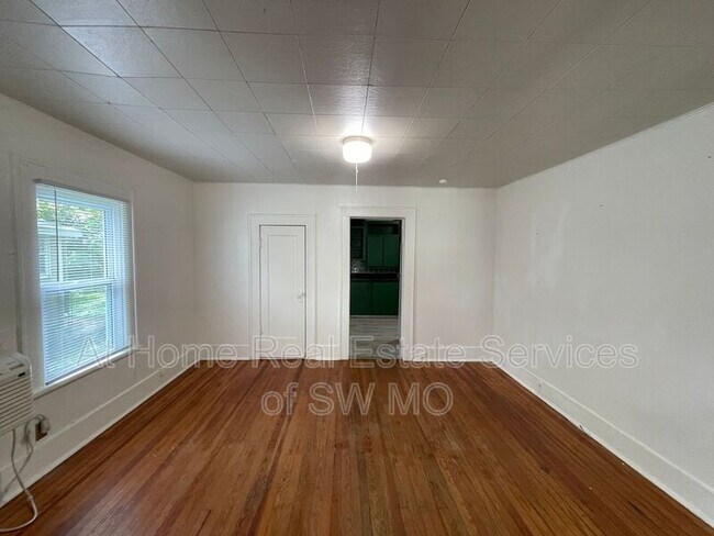 Building Photo - 1045 S Weaver Ave