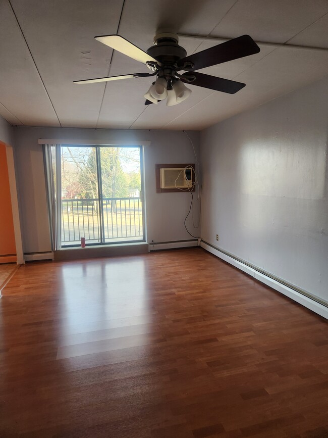 Large Living Room - 1575 W Street Rd