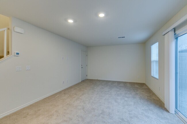 Building Photo - GORGEOUS TOWNHOME*UPGRADED*ALL APPLIANCES*...