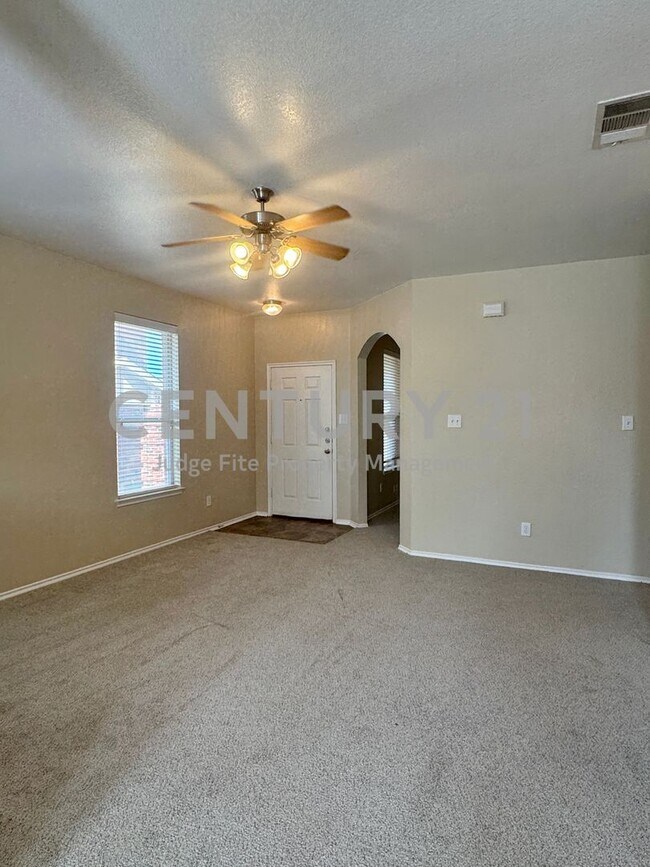 Building Photo - Adorable 2/2/1 Townhome in Falcon's Lair R...