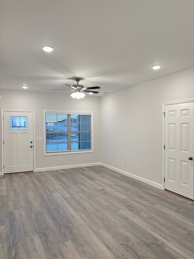 Building Photo - 871 Rodeo Ln