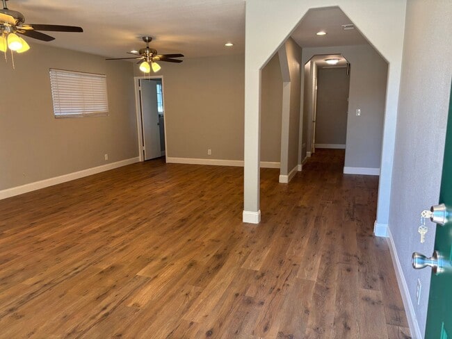 Building Photo - Terrific Brentwood location at the end of ...