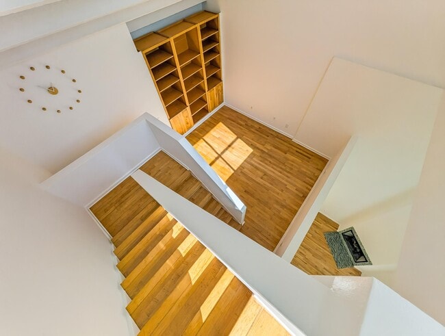versatile loft area with high ceilings - 14 Reef St