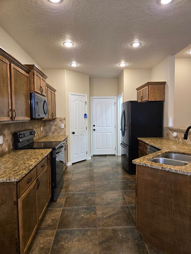 Building Photo - 208 Carmel Dr