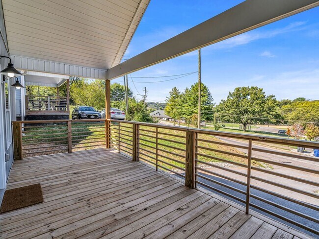 Building Photo - Knoxville 37921 - Modern 3BR/2BA | Near Do...