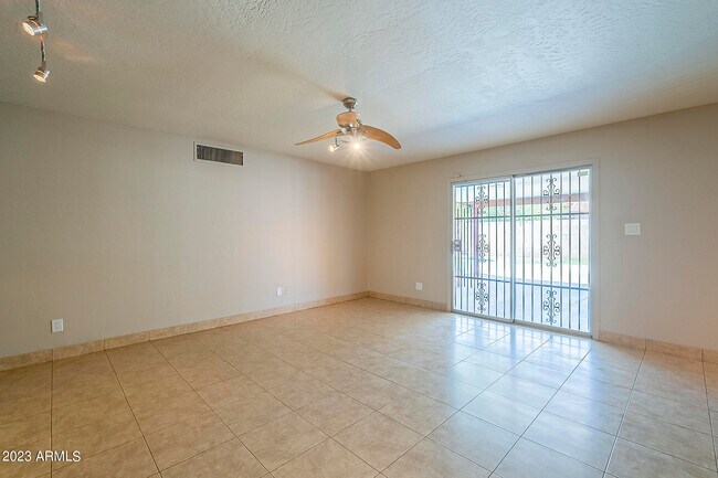 Foto del edificio - 5802 W Frier Dr