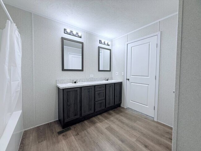 Foto del edificio - 29909 Flushing Dr