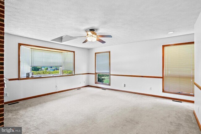 Building Photo - 10707 Amherst Ave
