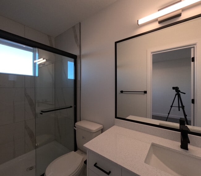 Photo du bâtiment - 18120-18128 28 Ave SW