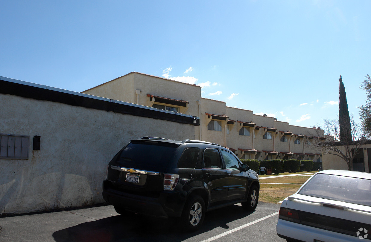 Building Photo - Crestwood Townhomes