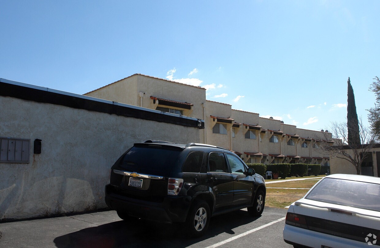 Foto del edificio - Crestwood Townhomes