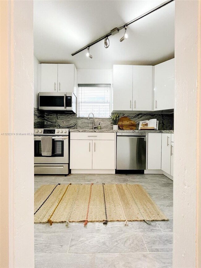 Building Photo - 1040 Lenox Ave