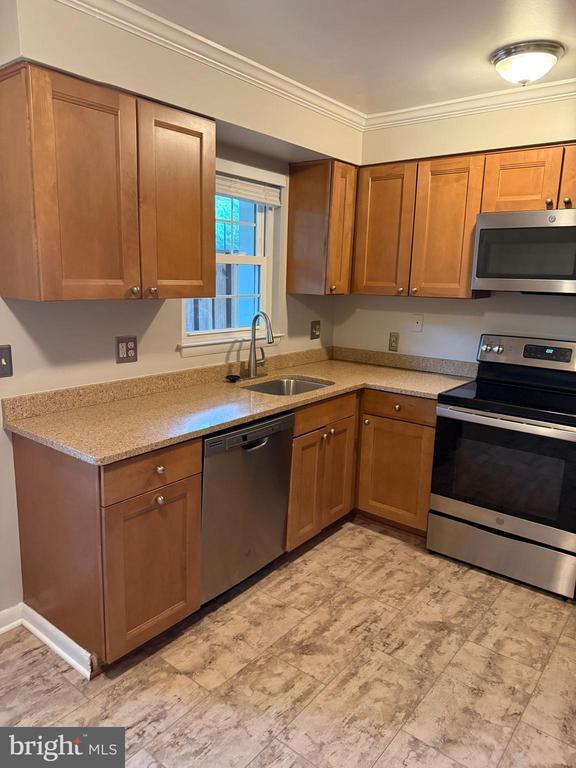 Building Photo - 2659 S Walter Reed Dr