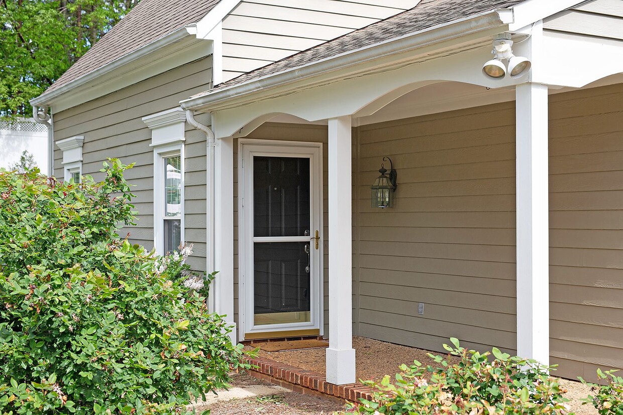 Building Photo - N.Albemarle Home Close To Shopping, Dining...