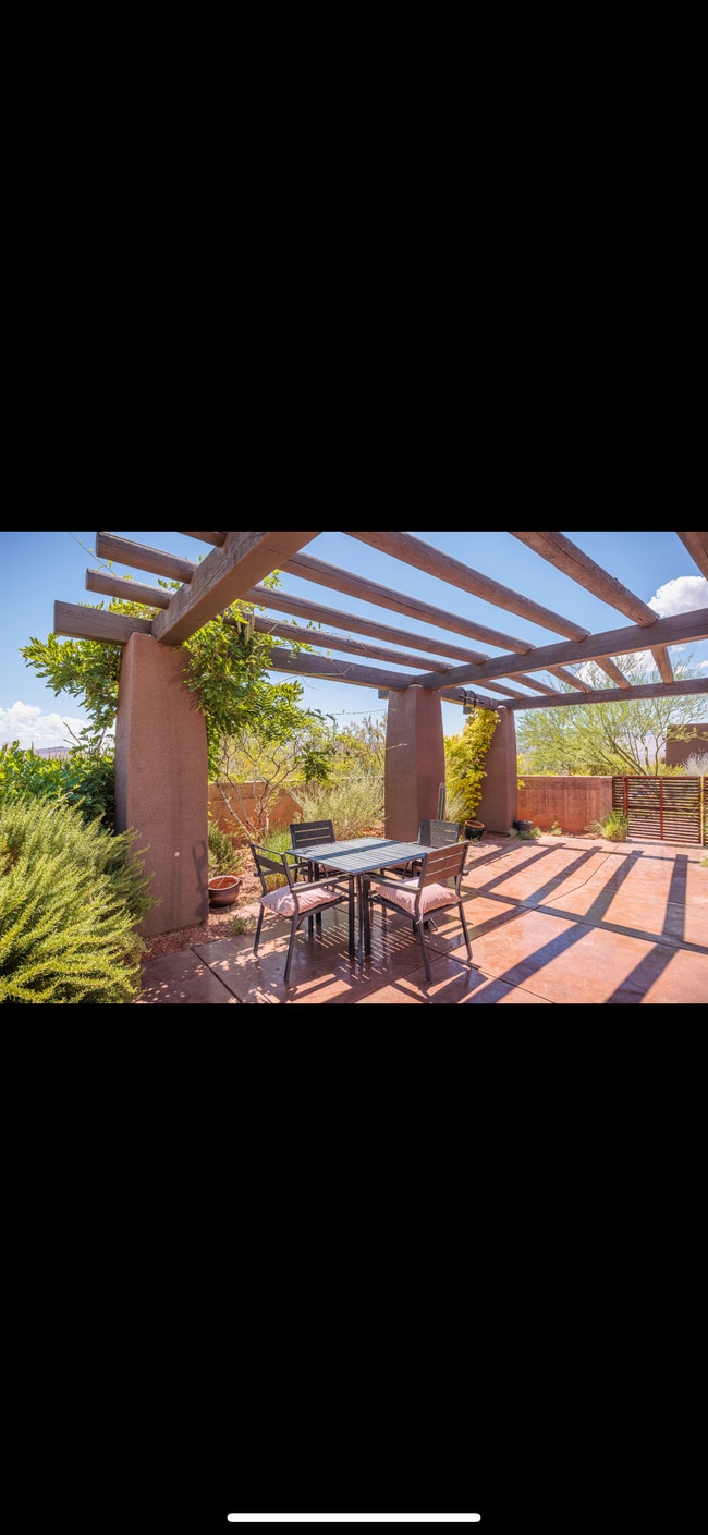 Building Photo - 384 W Brittlebush Way