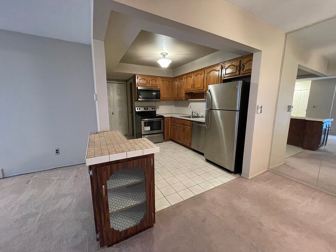 29756 City Center Dr Unit 2, Warren, MI 48093 Condo for Rent in