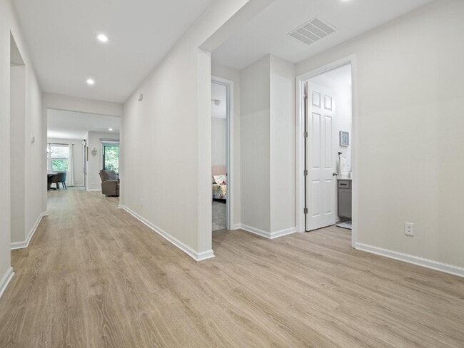 Building Photo - Spacious 3-Bedroom Home with Granite Touches!