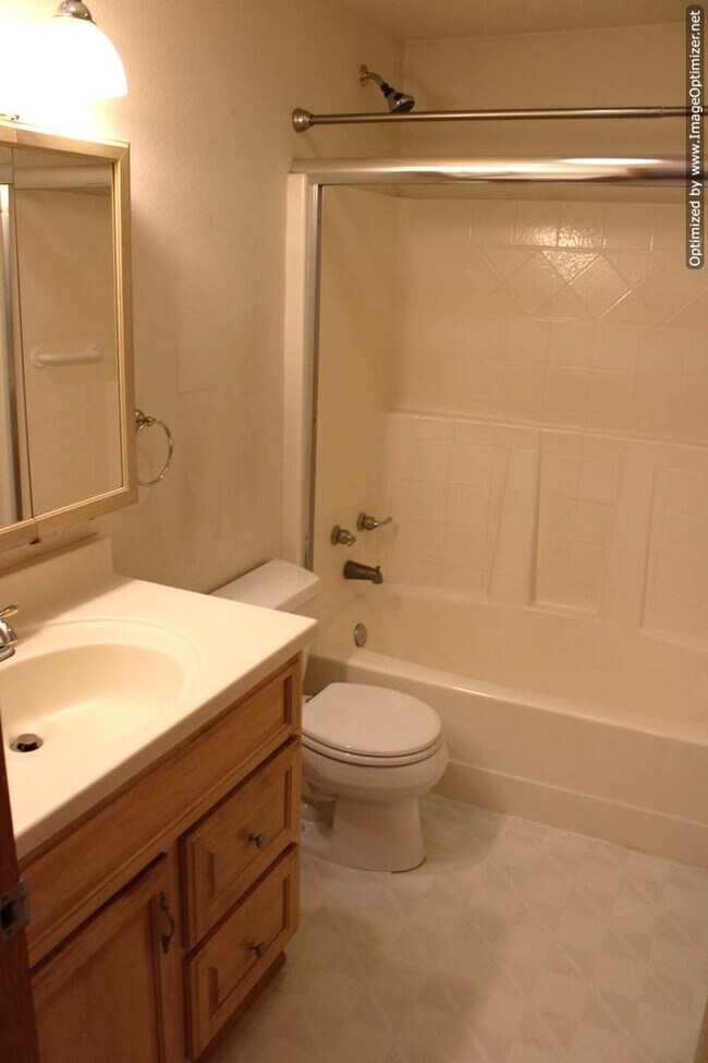 Building Photo - Charming Split-level Home in North Tacoma