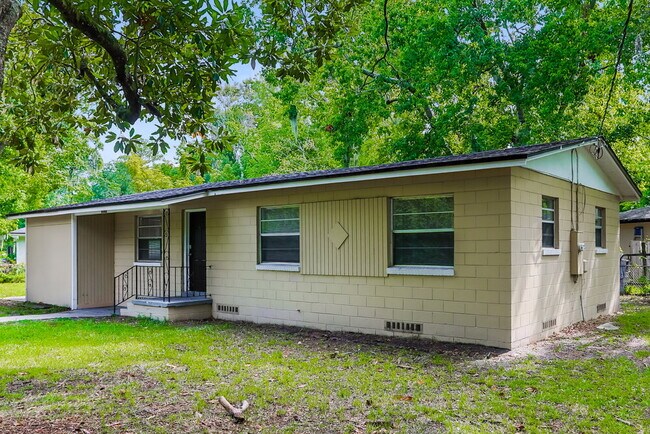 Building Photo - 6385 Woodman Dr