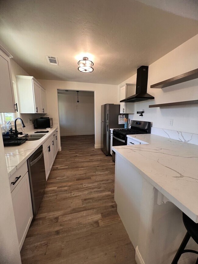 Foto del edificio - 128 W Sandra Ave