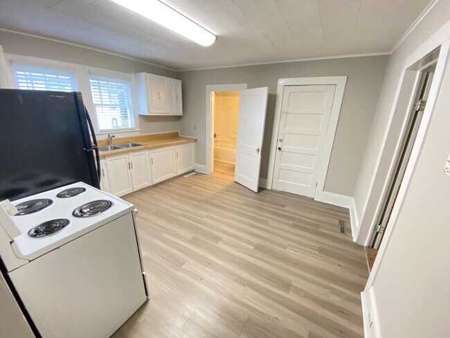 Foto del edificio - 2bed/1ba House with Updated Interior, close to Hwy 29 w/ storage building