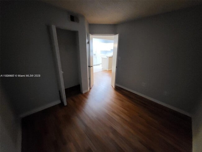 Building Photo - 301 Palm Way