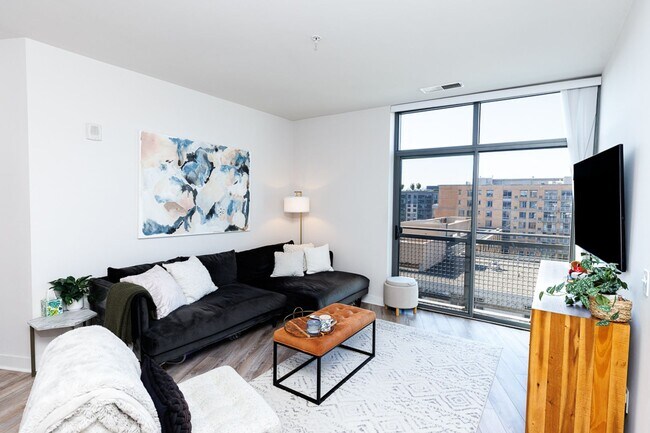 Building Photo - Spacious PENTHOUSE unit has it all! Light filled 1BR/1BA + DEN condo