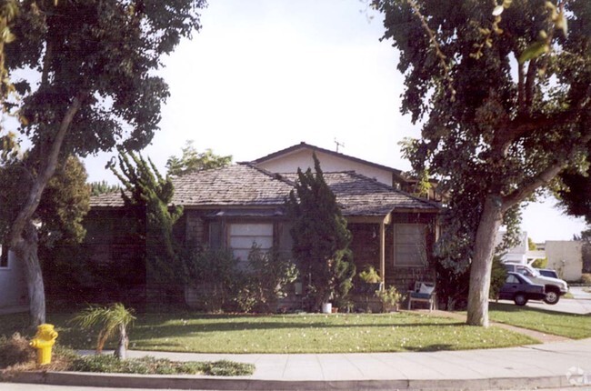 View of 1805 Oliver Street - Kendall Apartments