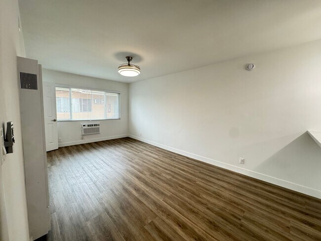 Interior Photo - 5725-29 Vineland Ave
