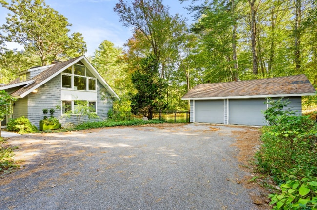 Building Photo - 44 The Valley Rd