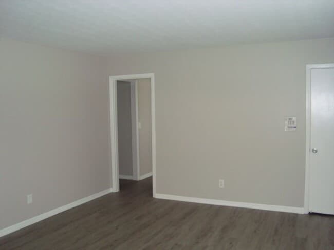 Building Photo - Like New Single Level Brick 3 Bedroom 2 Ba...