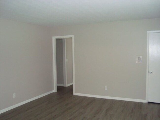 Foto del edificio - Like New Single Level Brick 3 Bedroom 2 Ba...