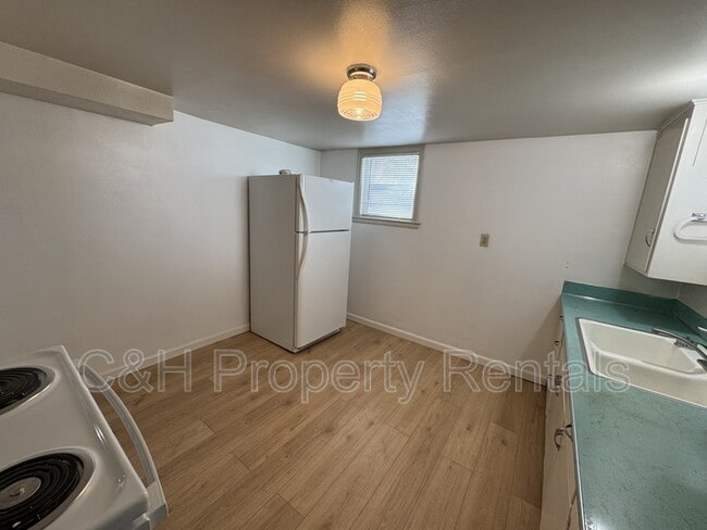 Building Photo - 841 1/2 Cook Avenue