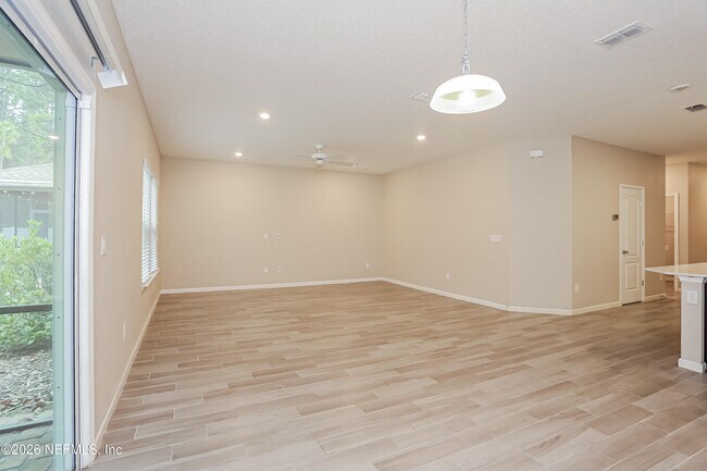 Foto del edificio - 16180 Blossom Lake Dr