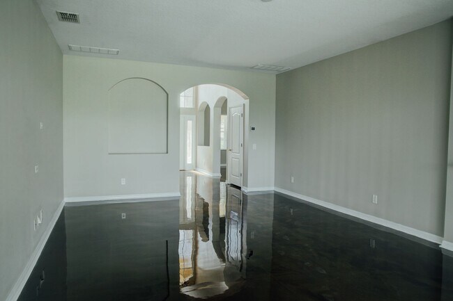 Foto del edificio - Elegant 5-Bedroom Pool Home with 3-Car Gar...