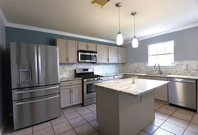 Foto del edificio - 15215 Possumwood Dr