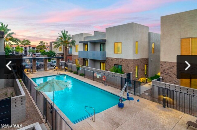 Building Photo - SPACIOUS and awesome townhome! Excellent floorplan!