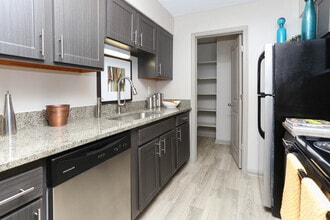 2BR, 2BA - 910 SF - The Madison - Kitchen - The Heritage by Fairlawn