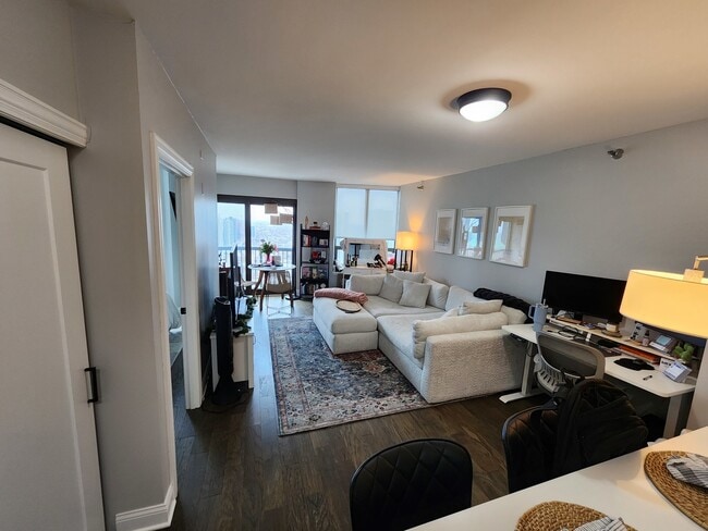 Building Photo - 400 N La Salle Dr